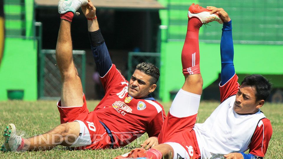 Christian Gonzales dan Samsul Arif Copyright: &copy; Ian Setiawan/INDOSPORT